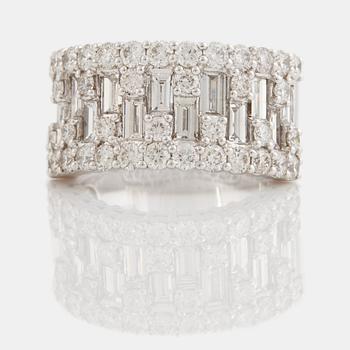 843. A baguette- and brilliant cut diamond  ring.