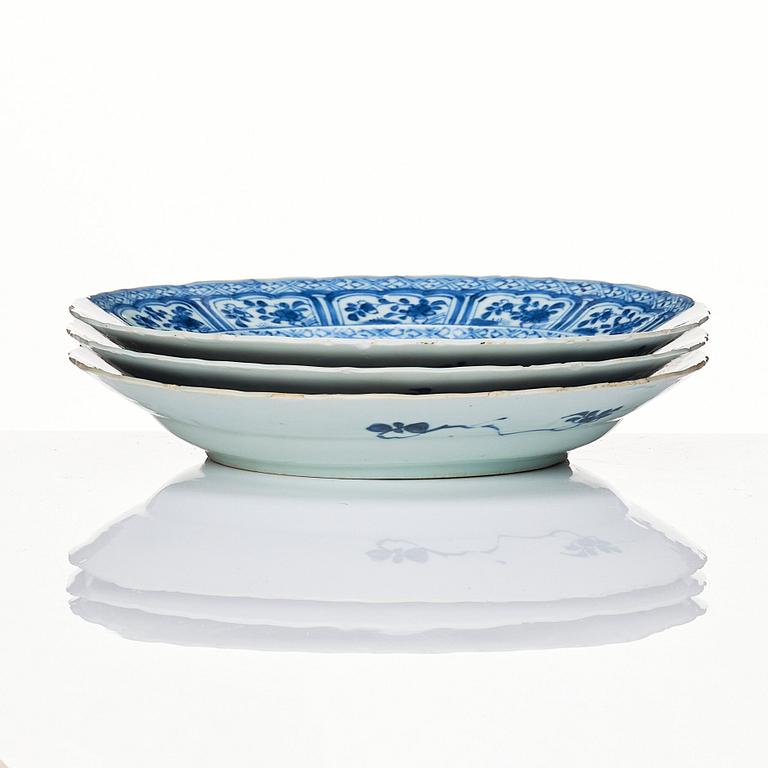 A set of three blue and white dishes, Qing dynasty, Kangxi (1662-1722).