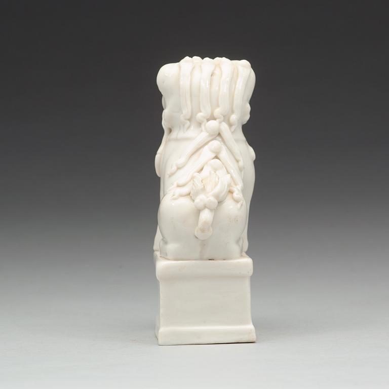RÖKELSEHÅLLARE, blanc de chine. Qingdynastin, Kangxi (1662-1722).