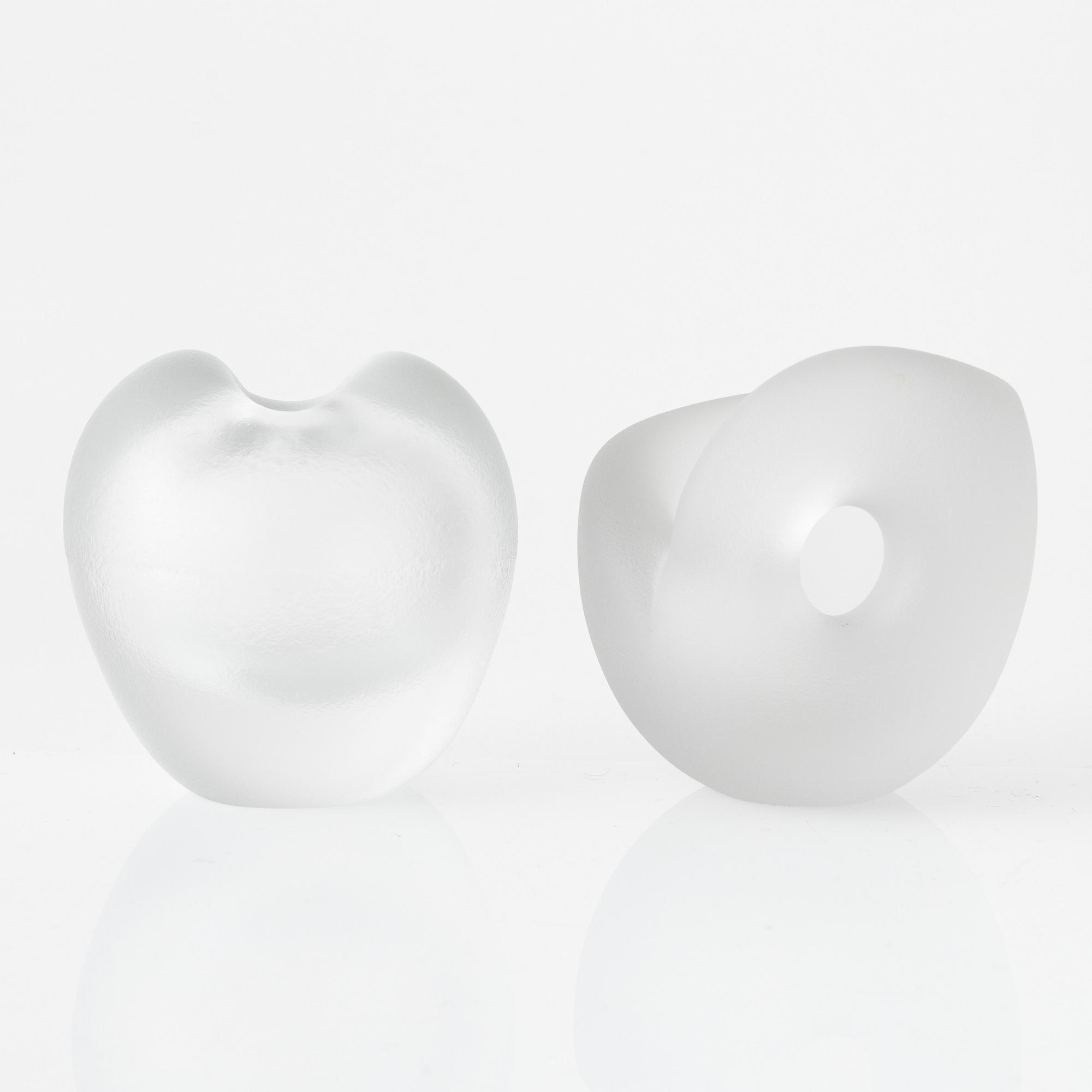 Timo Sarpaneva. A pair of glass objects, whereof one signed Timo Sarpaneva, Iittala -66.