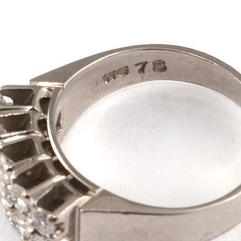 RING, 18k vitguld med 10 briljantslipade diamanter ca 0.6 ct. Vikt 6 g.