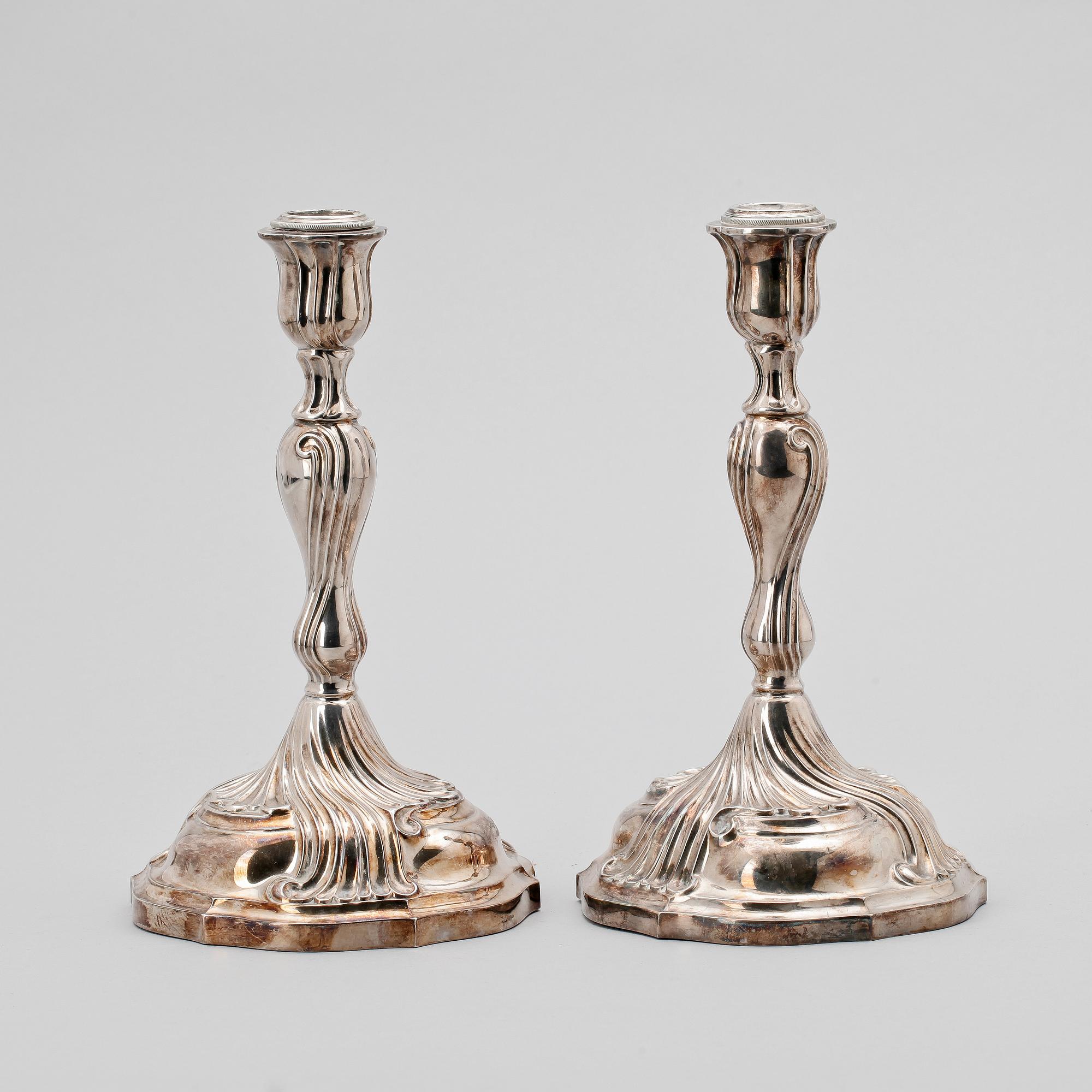 LJUSSTAKAR, ett par, rokokostil, silver, svenska importstämplar, 1900-tal.