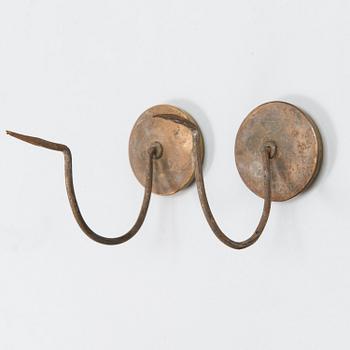 A curtain rod in leaves gilded wood and a pair of curtain holders in gilt metall.