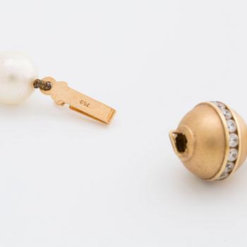 PEARL NECKLACE, cultured perals approx 7-7,5 mm, clasp in 18K gold white stones.