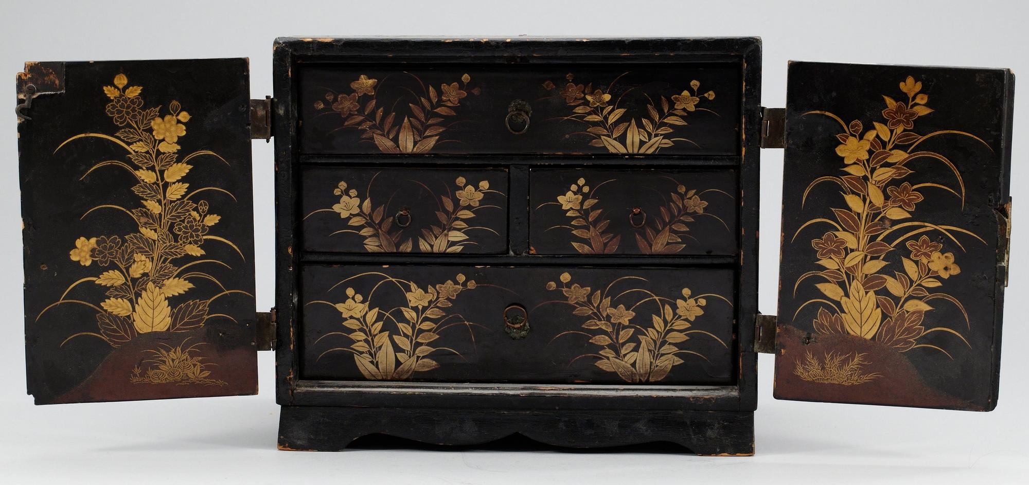 SKÅP, lack. Sen Qing.