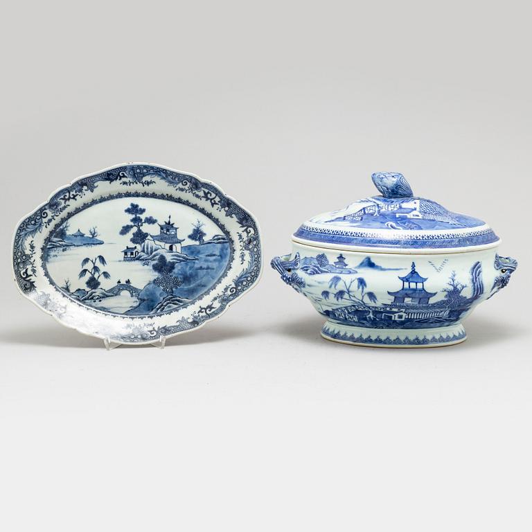 A blue and white export porcelain tureen with cover and a serving dish, Qing dynasty, Qianlong (1736-95).