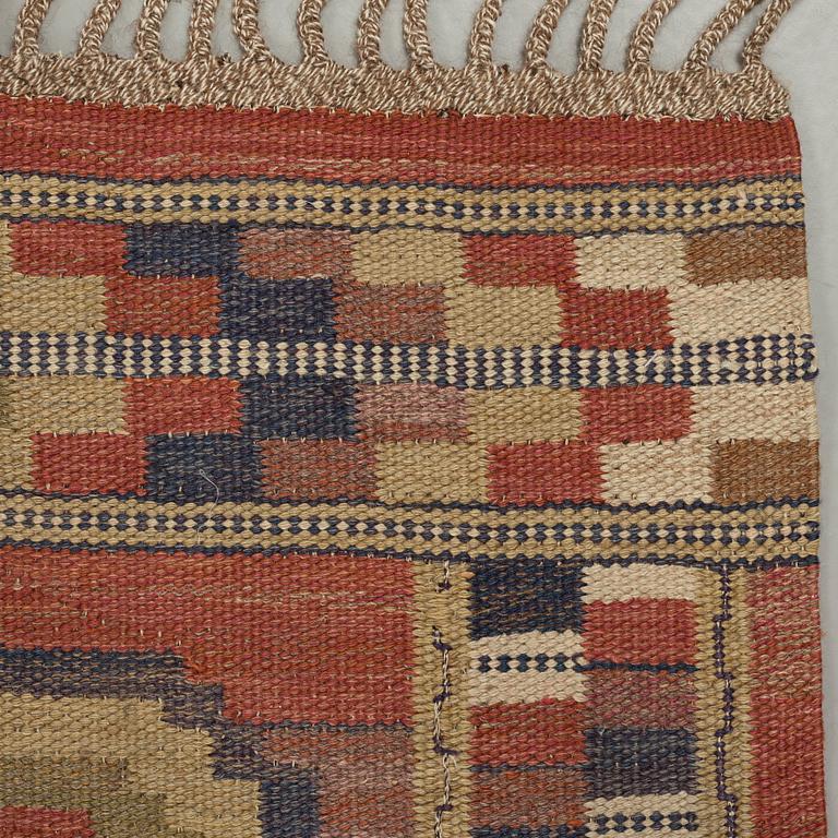 Märta Måås-Fjetterström, A CARPET, "Röda Åttan", flat weave, ca 298,5 x 204,5 cm, signed MMF.