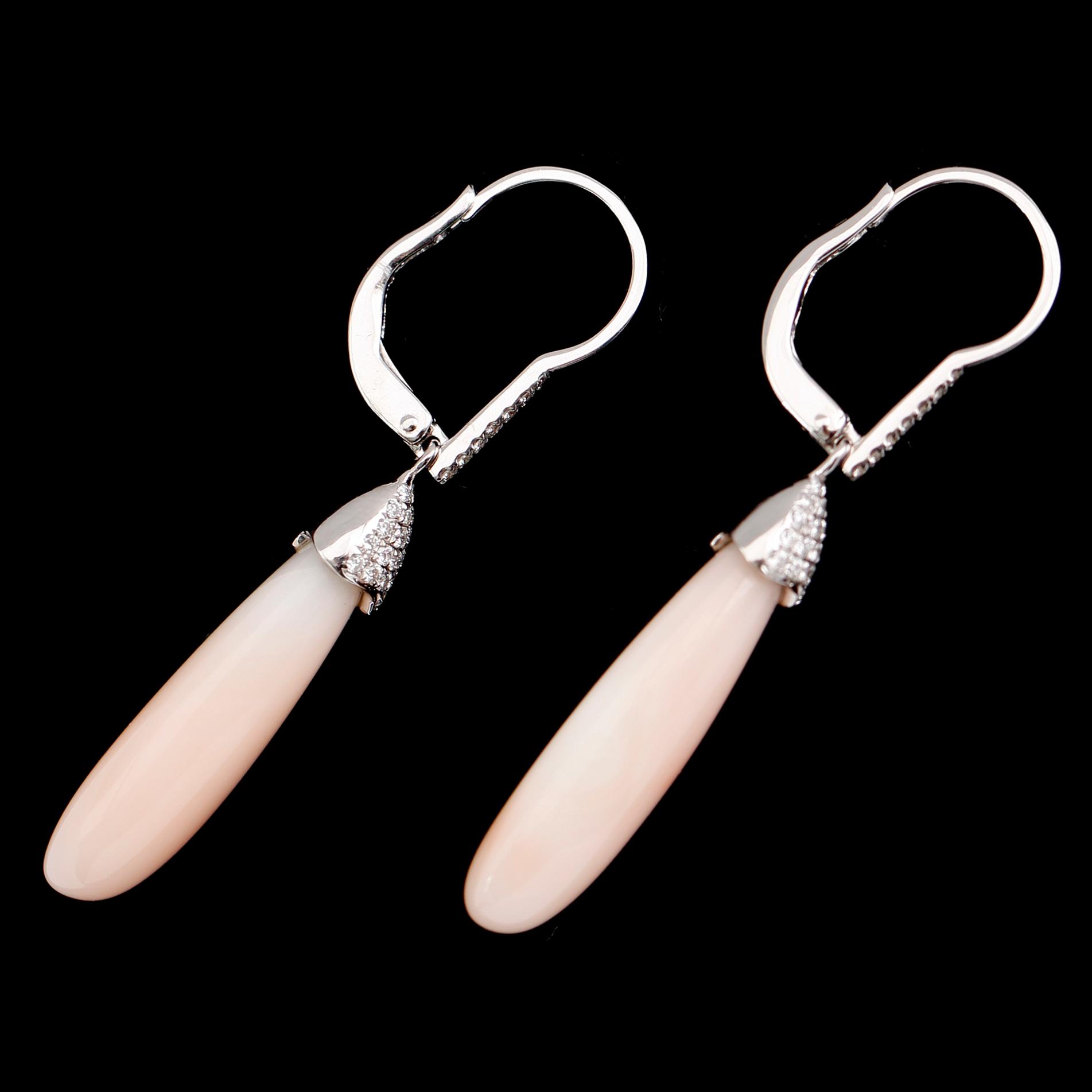 ÖRHÄNGEN, 1 par, 18 k vitguld, koraller, briljantslipade diamanter tot ca 0.26 ct.