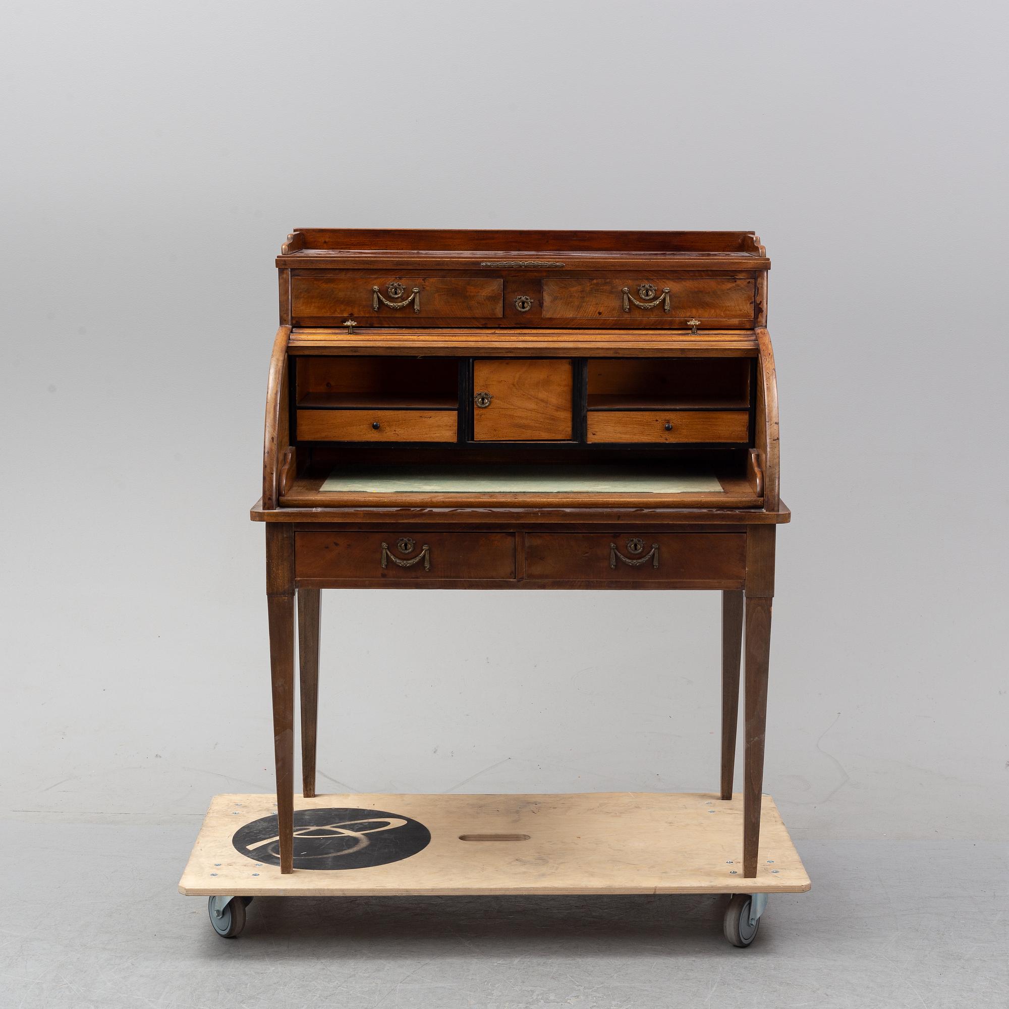 A Louis XVI style mahogany marquetry cylinder bureau, first half of the 20th century.