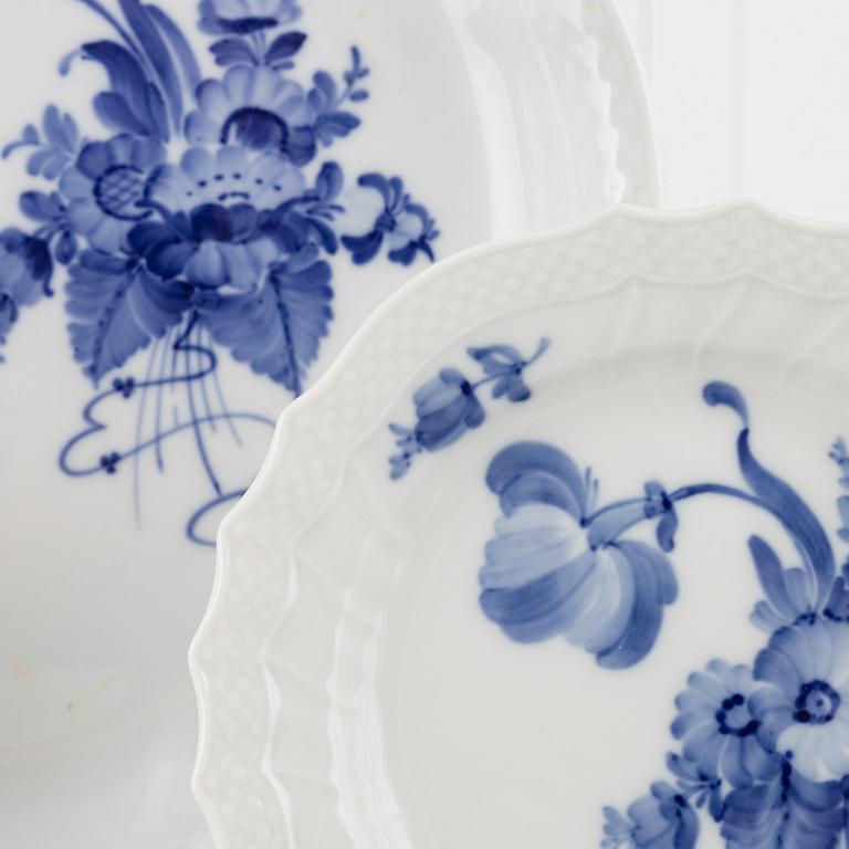 Royal Copenhagen, mat-och kaffeservis, 72 delar, porslin, "Blå blomst", Danmark.