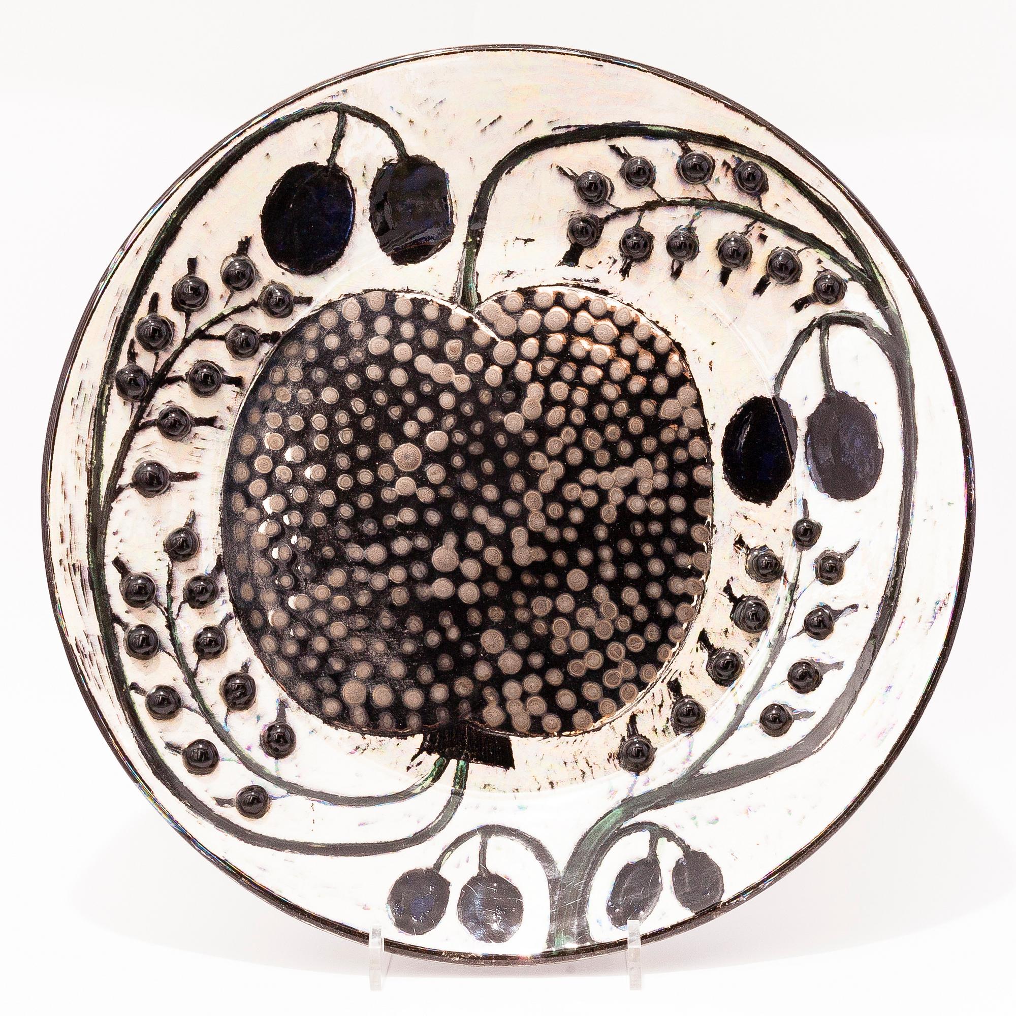 BIRGER KAIPIAINEN, a decorative plate signed Kaipiainen Arabia.