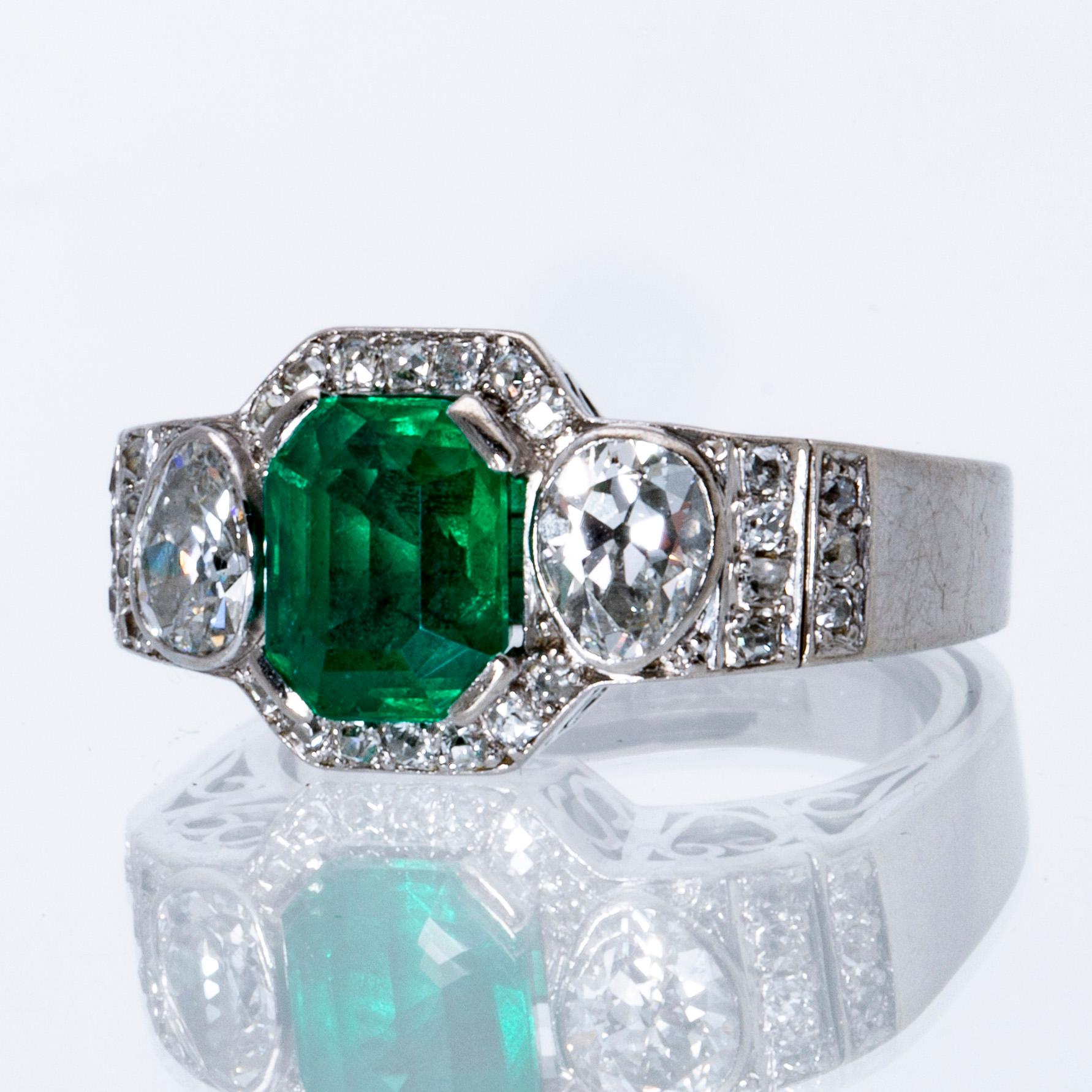 Ring 18K whitegold 1 emerald approx 2 ct and old-cut diamonds approx 1,5 ct, G Dahlgren & Co Malmö 1968.
