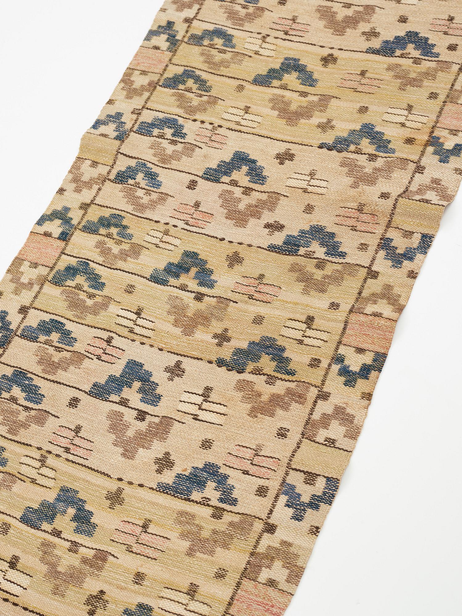 Märta Måås-Fjetterström, A textile, "Flygstrån", flat weave, ca 179,5-180 x 55,5-57,5 cm, signed MMF.