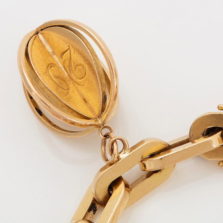 Armband 18K guld med berlocker.