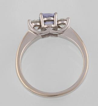 RING, 14K vitguld och platina med fasettslipad tanzanit samt 2 briljantslipade diamanter ca 0.50 ct. Vikt 4,1 gram.