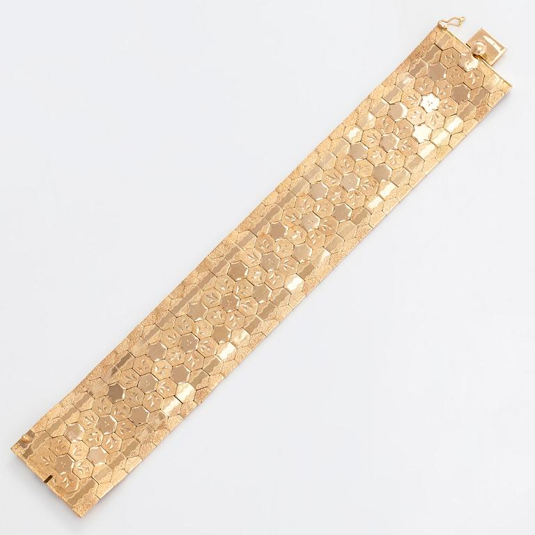 An 18K gold bracelet, Italy.