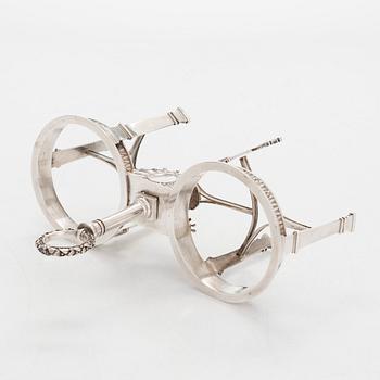 Bordssurtout samt ett par behållare, silver, Paris 1819-38. Empir.