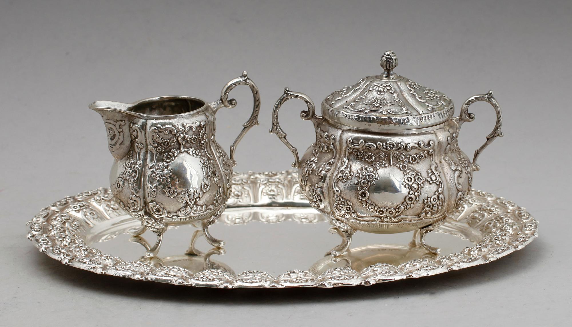 SOCKERSKÅL, GRÄDDKANNA OCH BRICKA, silver, JLH, Stockholm 1949. Vikt ca 590 g.