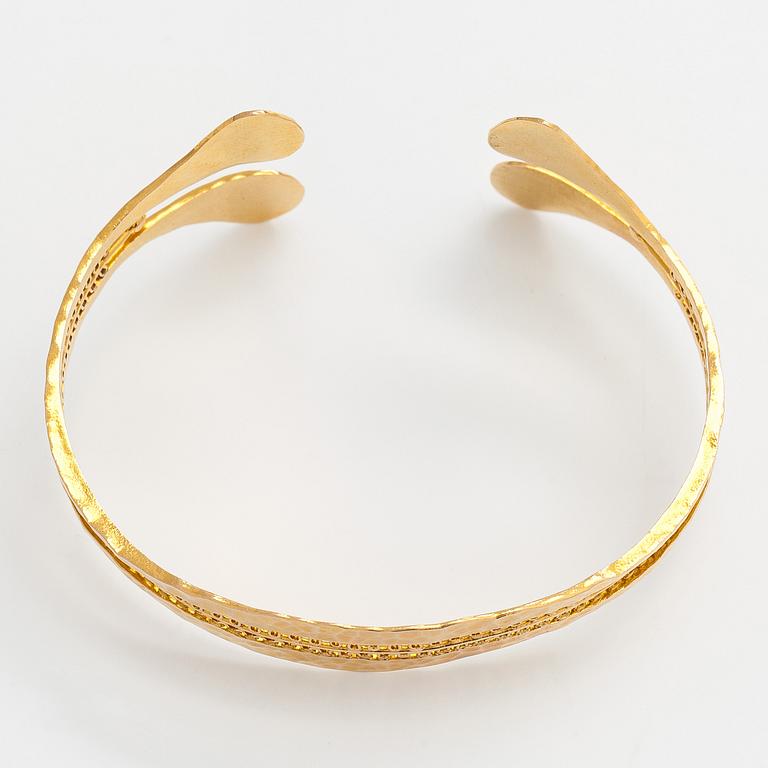 Tapio Wirkkala, rannekoru, "Viikinkiranne", 18K kultaa, 1960-luku.