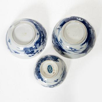A set of five Chinese export porcelain bowls, Qing dynasty, Qianlong (1736-95).