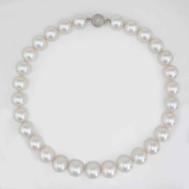 A cultured South Sea pearl collier.