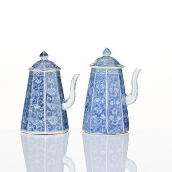 A pair of blue and white pots with covers, Qing dynasty, Kangxi (1662-1722).