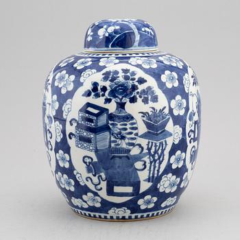 A blue and white jar with cover, late Qing dynasty, circa 1900.