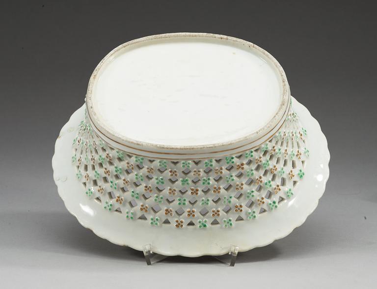 GALLERKORG, vapenporslin. Qing dynastin, Qianlong (1736-95) ca 1770.