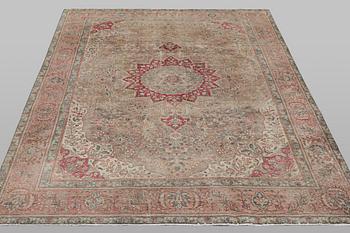 A carpet, Persian, Vintage Design, ca 338 x 235 cm.