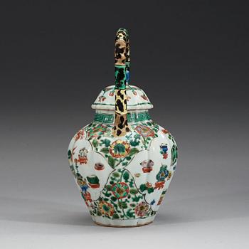 A famille verte tea pot, Qing dynastin, Kangxi (1662-1722).