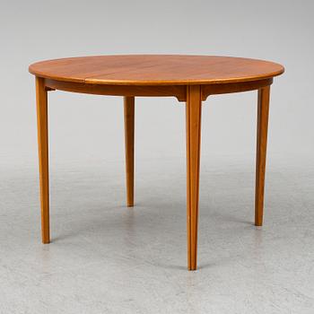 A mid 20th century dining table, 2 leaves included.