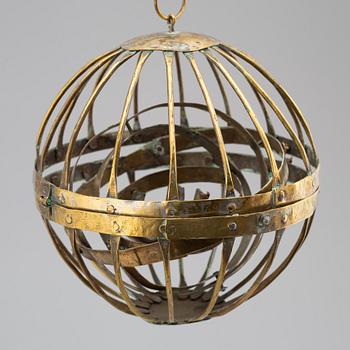 AN 18TH CENTURY BRASS NAUTICAL OIL LAMP.