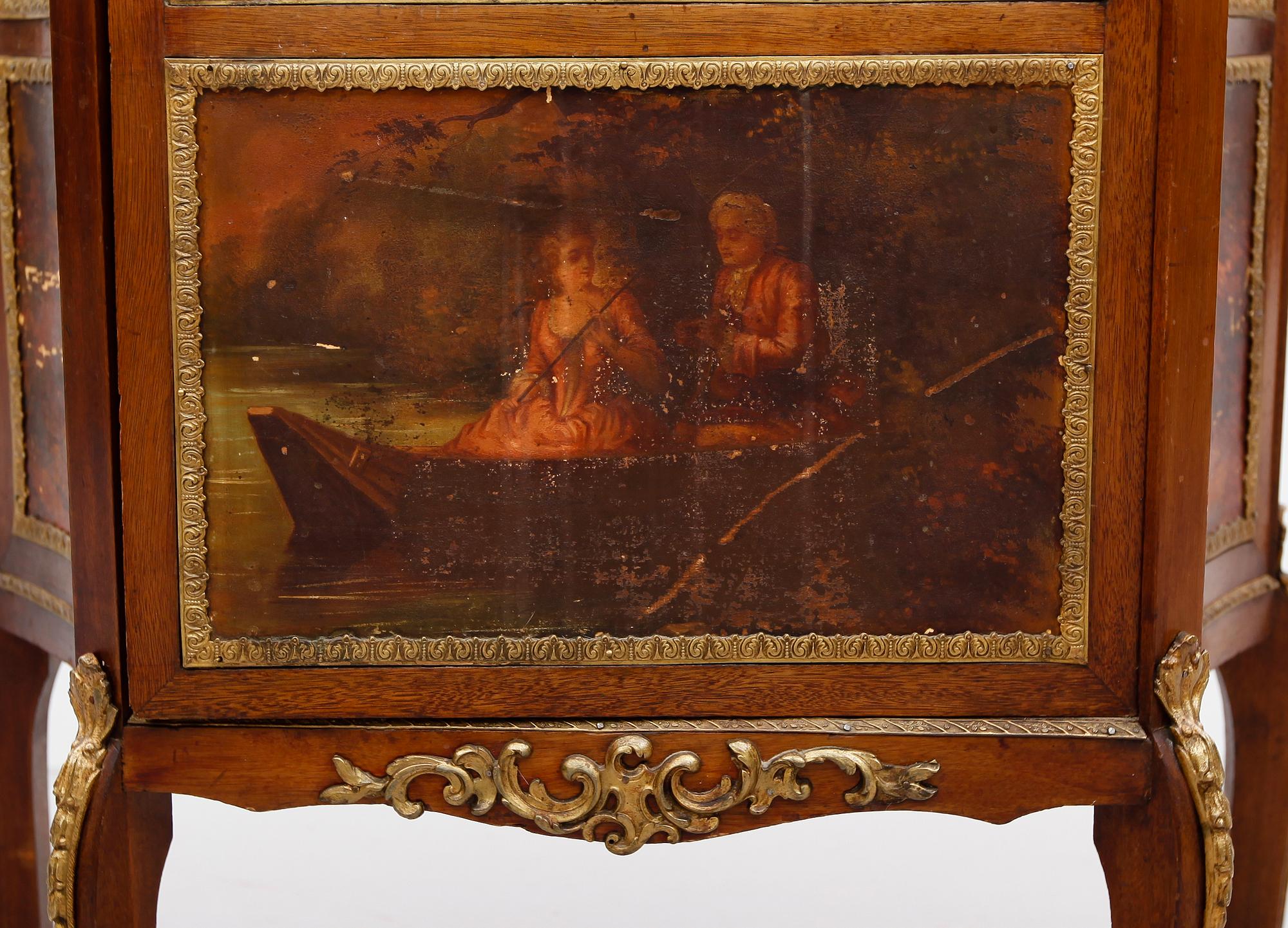 VITRINSKÅP, rokokostil, 1900-talets första hälft.