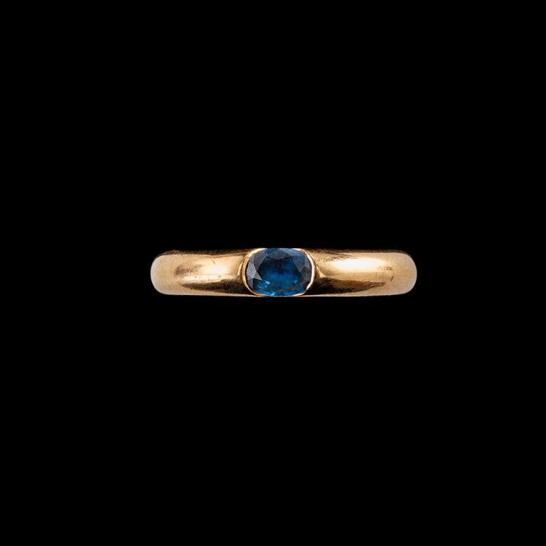 RING, C 2343, 18K guld, blå safir. Cartier Frankrike 1993. Storlek 16,5, vikt 9 g.