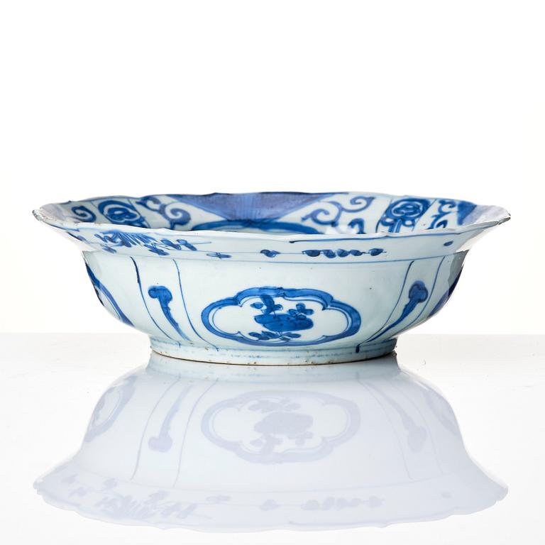 A blue and white 'klap-mutz' bowl, Ming dynasty, Wanli (1572-1620).
