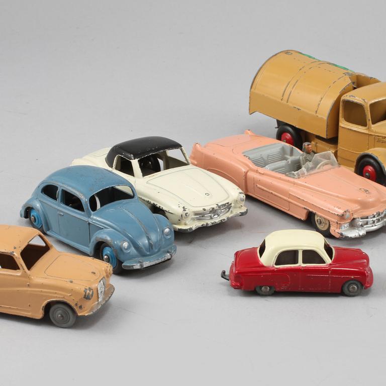 MODELLBILAR, 11 st, Dinky Toys och Lesney, omkring 1900-talets mitt.