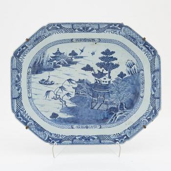 A blue and white serving dish, Qing dynasty, Qianlong (1736-95).