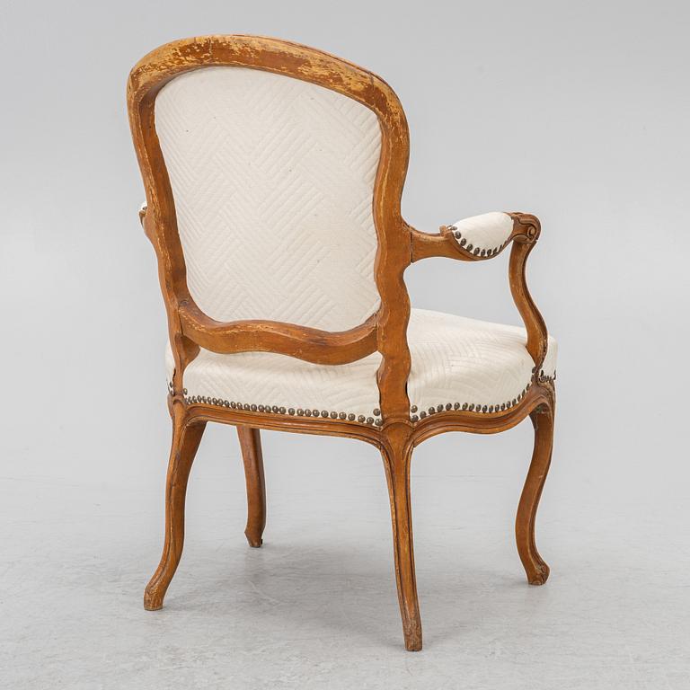 A French Louis XV oåpen back armchair, mid 18th century.