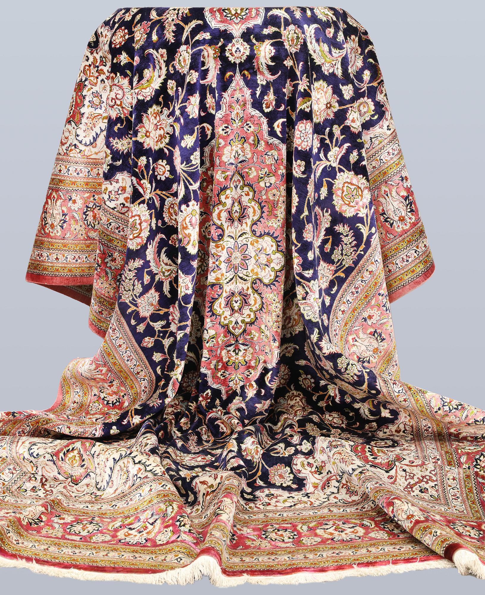 Matta, Ghom, silke, ca 340 x 239 cm.