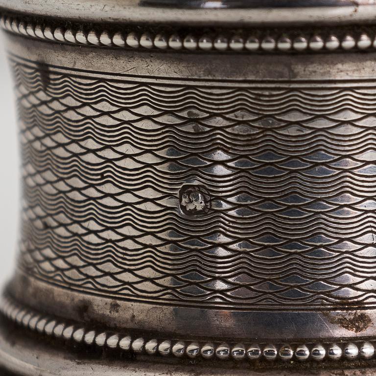 Napkin rings, 6 pcs, a pair of salt shakers, and salt cellars, silver and glass, including English and Finnish marks.