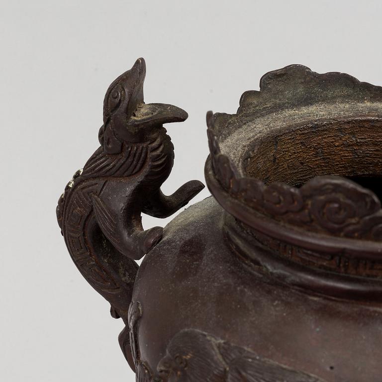 Rökelsekar, brons. Japan, Meiji (1868-1912).