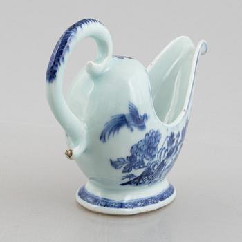 A blue and white ewer, Qing dynasty, 18th century.