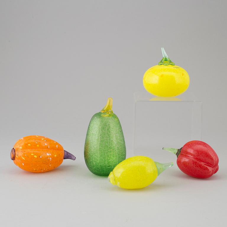 GUNNEL SAHLIN, five glass fruits from Kosta Boda Artist Collection.