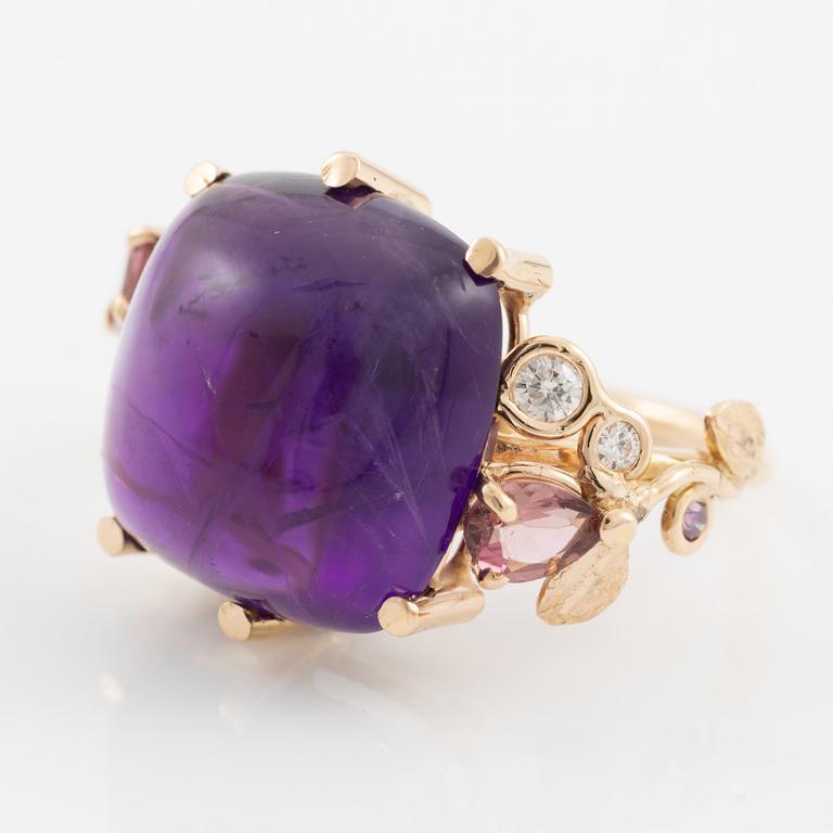 Ring, Mandelstam, 18K guld  med cabochonslipad ametist, turmaliner och briljantslipade diamanter.