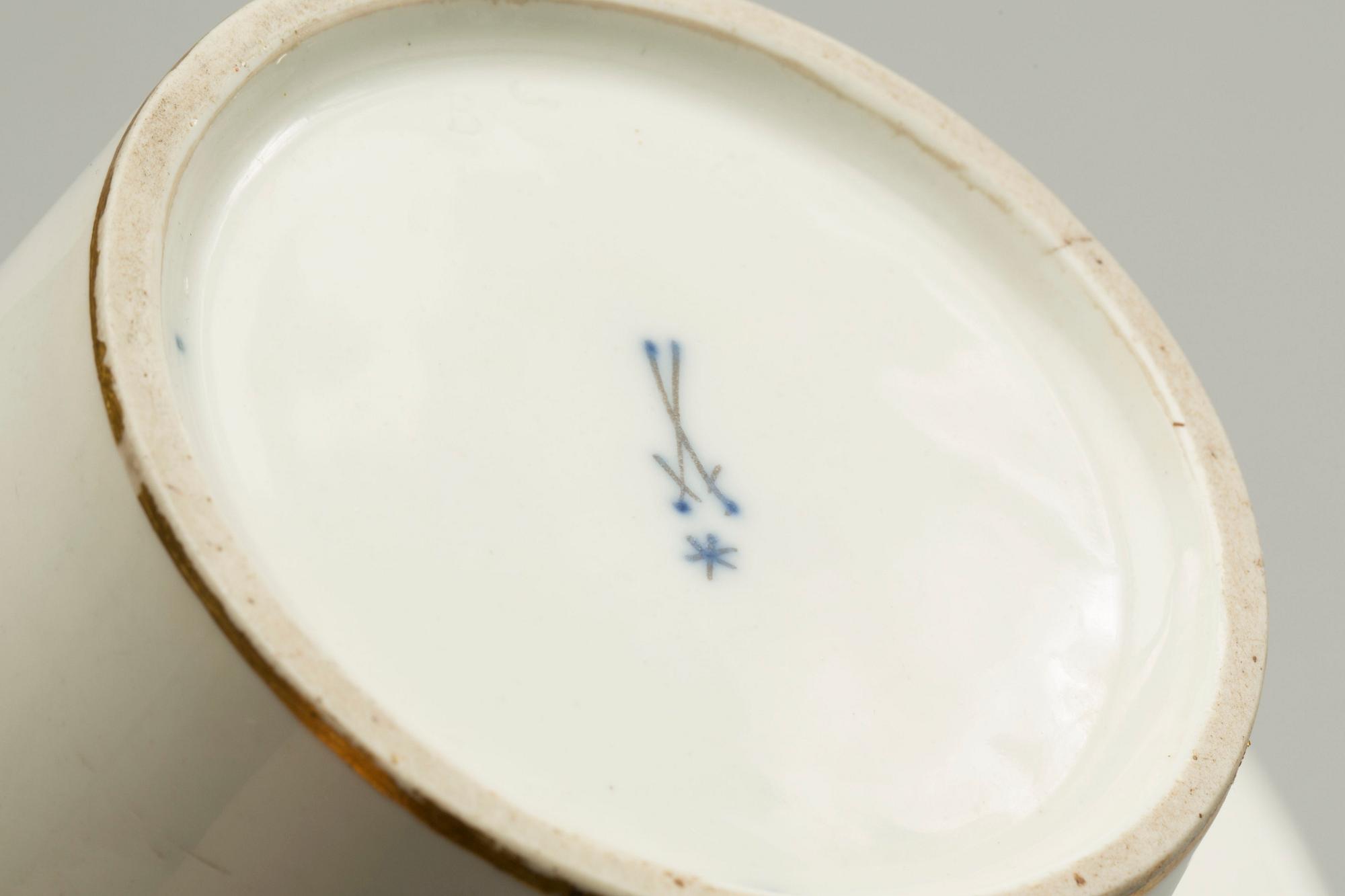 KAFFEKANNA samt TALLRIK, porslin, okänd tillverkare resp Meissen, Marcolinis-period(1774-1814).