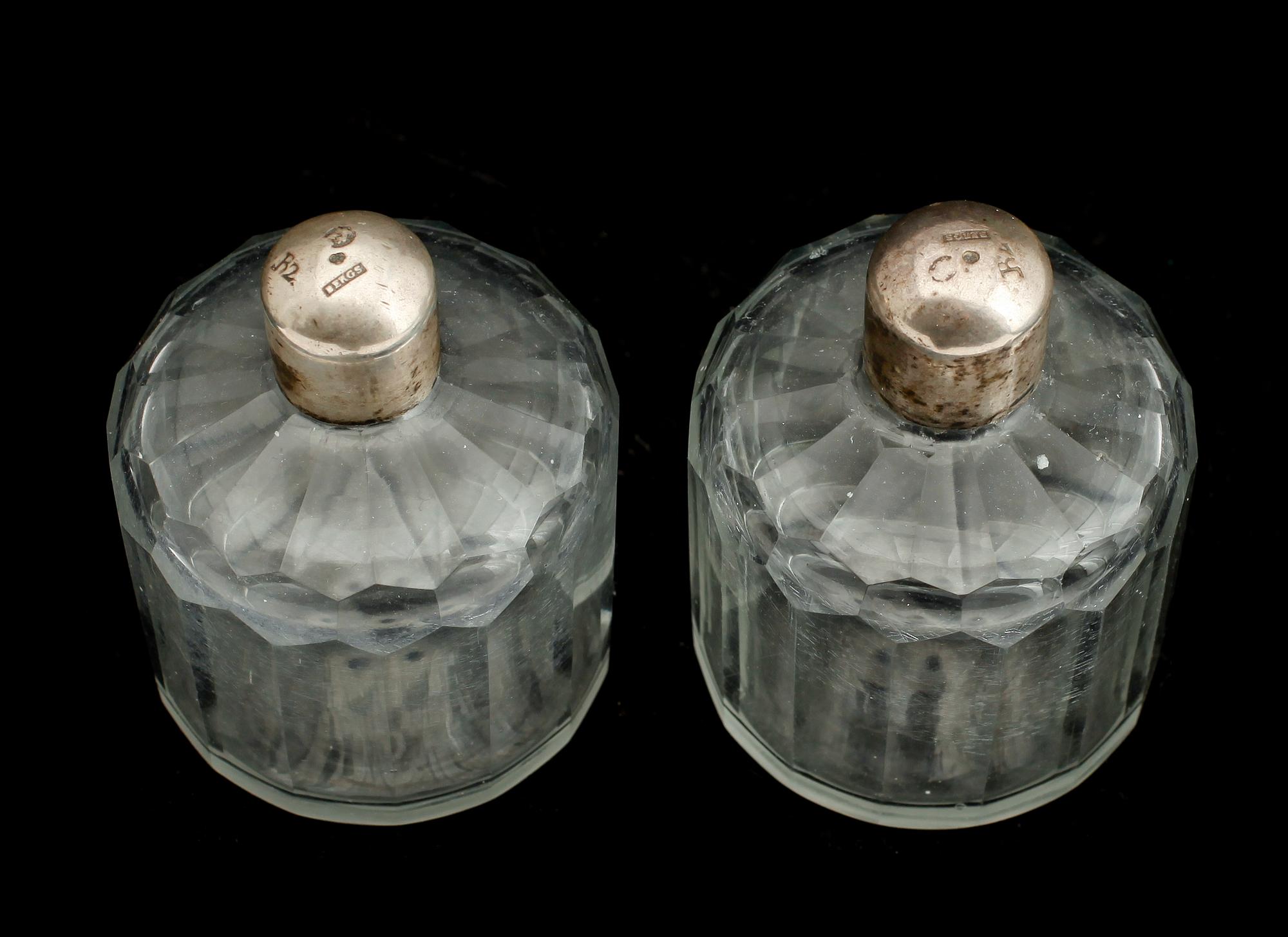 PARFYMFLAKONGER, 1 par, med silverlock, Bergs, Stockholm 1799.