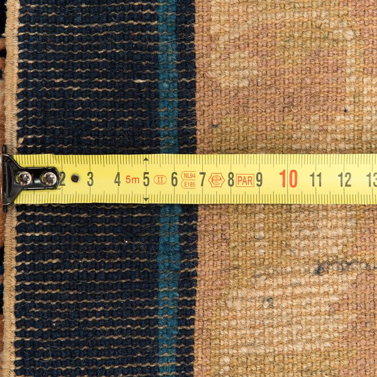 MATTA, Kina. Ca 246x186 cm.