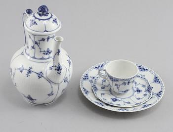 KAFFESERVIS, 23 delar, porslin, "Musselmalet", Royal Copenhagen, 1900-talets andra hälft.