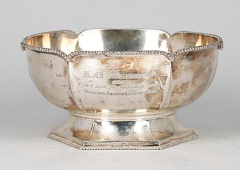 SKÅL, silver, A Hildebrand, Gävle, 1916. Totalvikt ca 560 gr.
