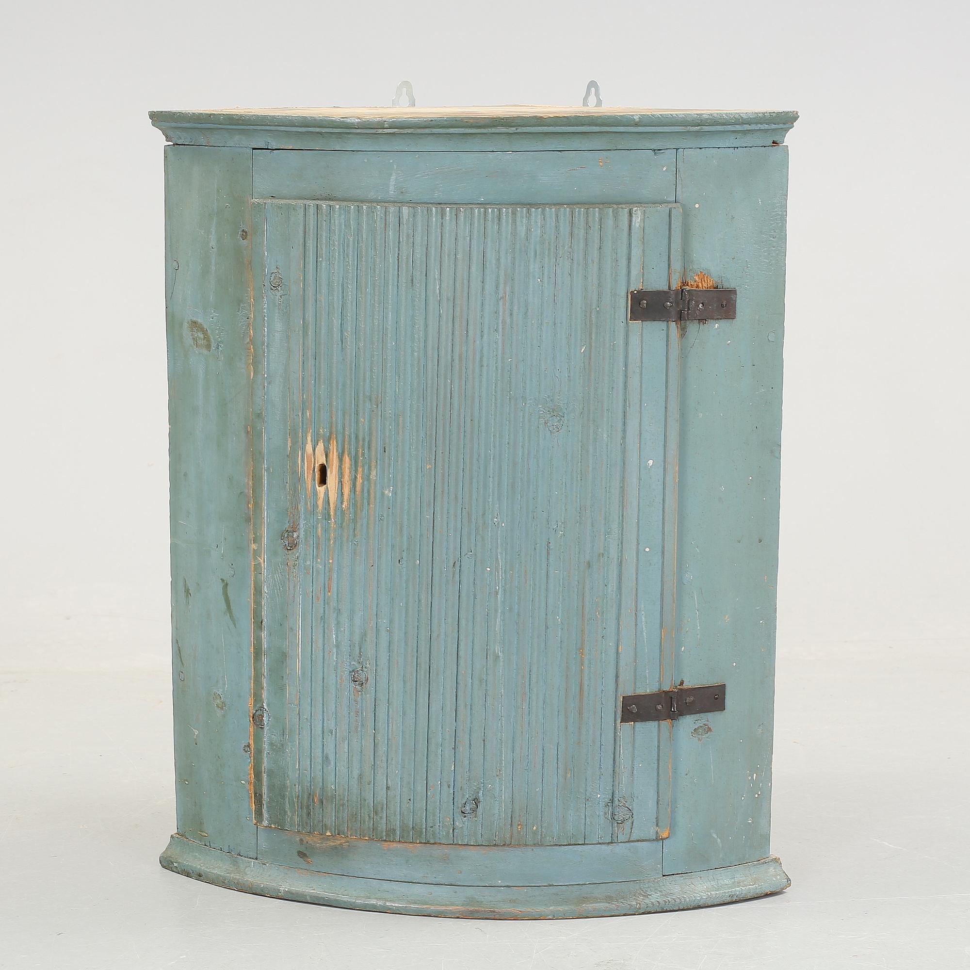 HÄNGSKÅP FÖR HÖRN. Allmoge. Hälsingland, 1700-1800-tal.